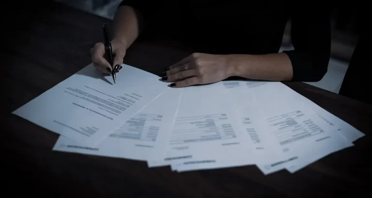 Revisión de documentación con un bolígrafo